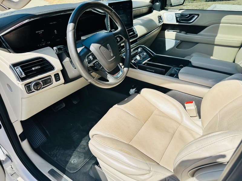 Lincoln Navigator Vehicle Full-screen Gallery Image 11