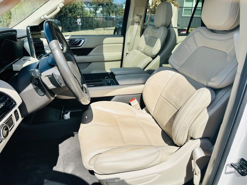 Lincoln Navigator Vehicle Full-screen Gallery Image 12