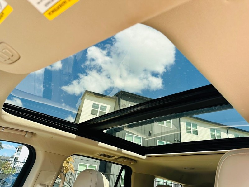 Lincoln Navigator Vehicle Full-screen Gallery Image 13