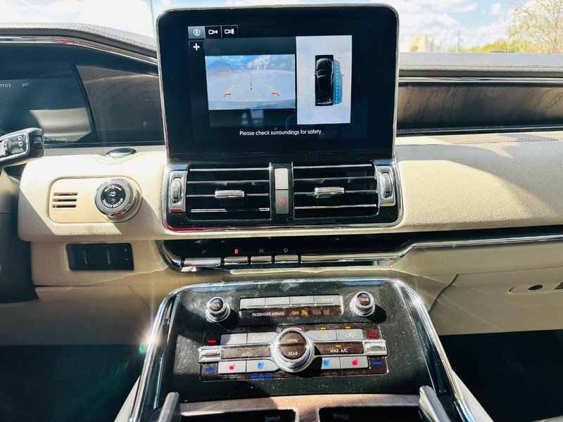 Lincoln Navigator Vehicle Full-screen Gallery Image 15