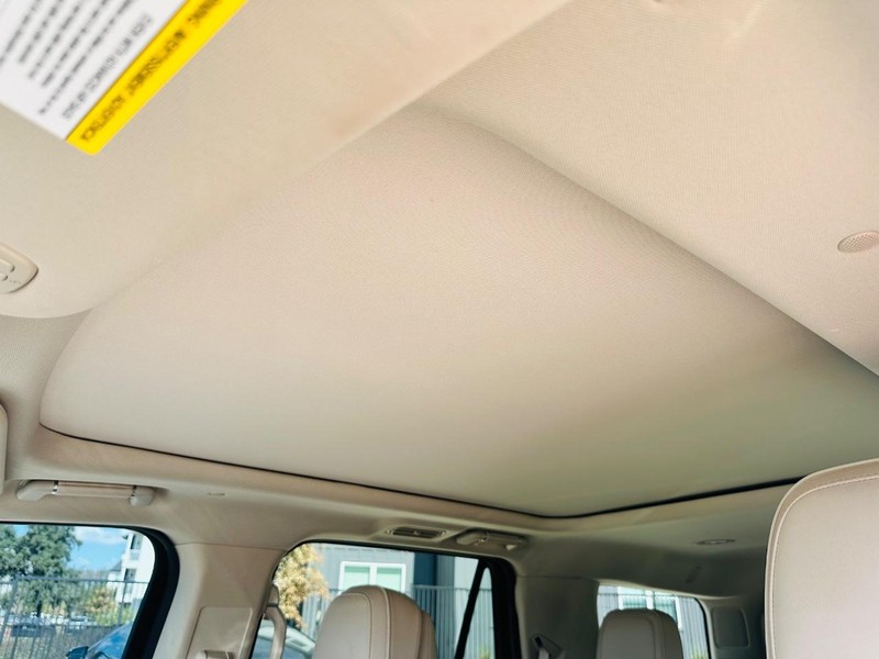 Lincoln Navigator Vehicle Full-screen Gallery Image 16