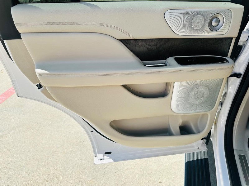 Lincoln Navigator Vehicle Full-screen Gallery Image 17