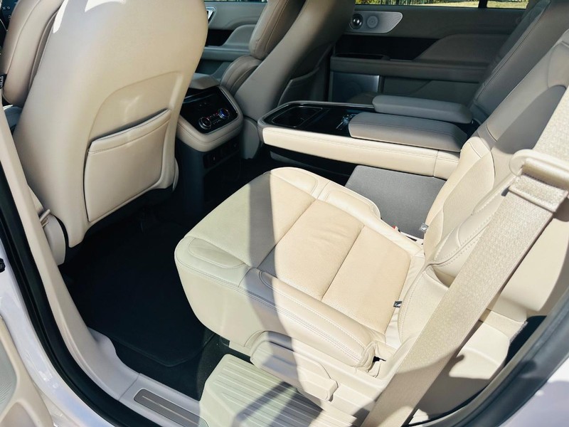Lincoln Navigator Vehicle Full-screen Gallery Image 18