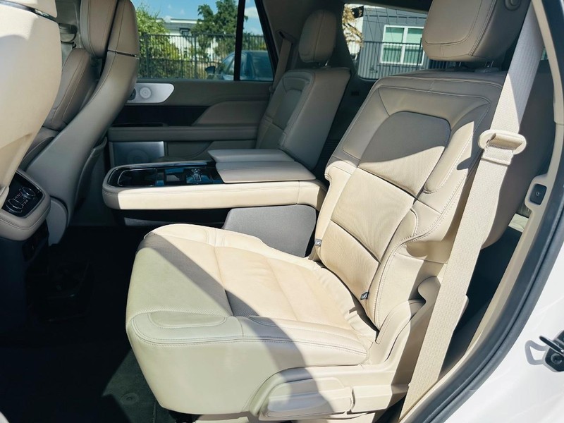 Lincoln Navigator Vehicle Full-screen Gallery Image 19