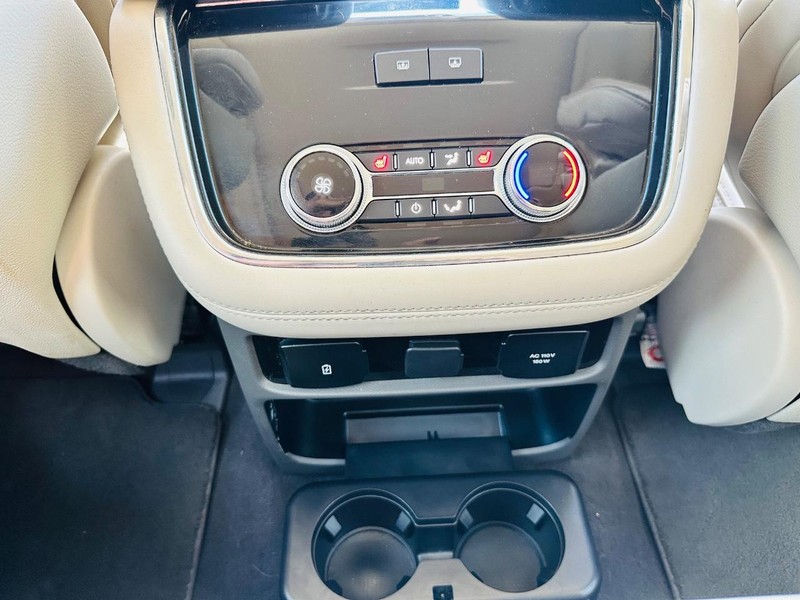 Lincoln Navigator Vehicle Full-screen Gallery Image 20
