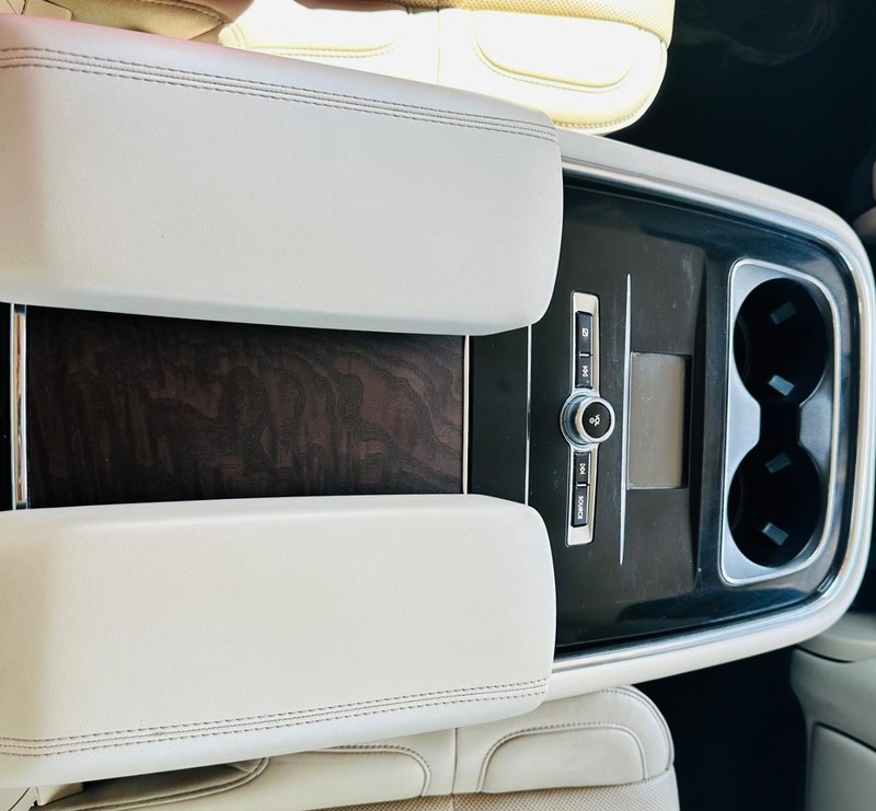 Lincoln Navigator Vehicle Full-screen Gallery Image 21