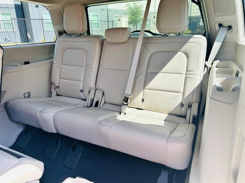 Lincoln Navigator Vehicle Full-screen Gallery Image 22