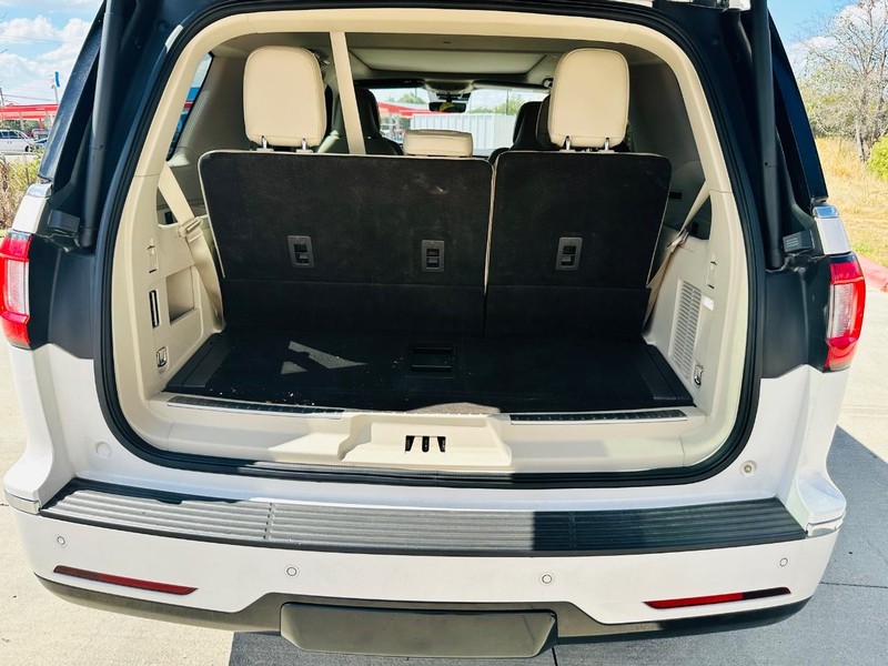 Lincoln Navigator Vehicle Full-screen Gallery Image 23