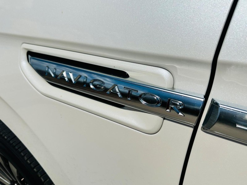 Lincoln Navigator Vehicle Full-screen Gallery Image 24
