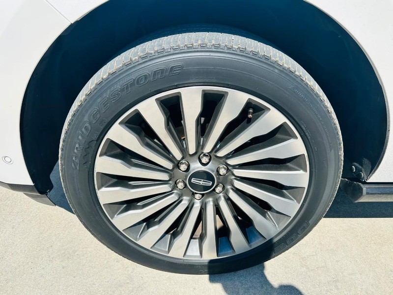 Lincoln Navigator Vehicle Full-screen Gallery Image 25