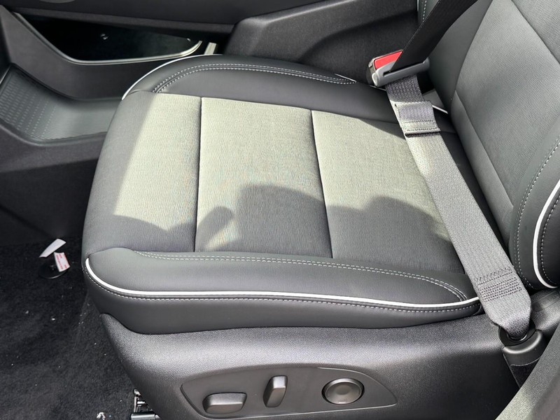 Buick Enclave Vehicle Image 18