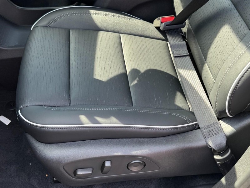 Buick Enclave Vehicle Image 18