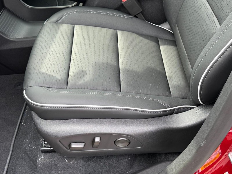 Buick Enclave Vehicle Image 16