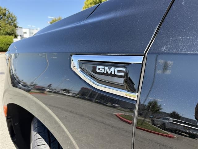 GMC Yukon Vehicle Full-screen Gallery Image 14
