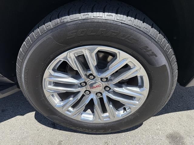 GMC Yukon Vehicle Full-screen Gallery Image 15