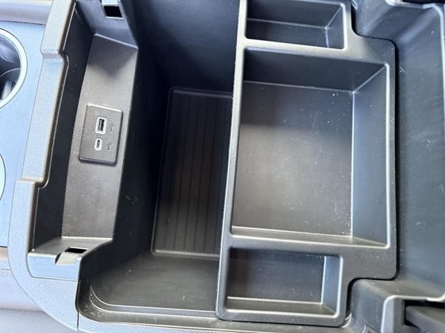GMC Yukon Vehicle Full-screen Gallery Image 28