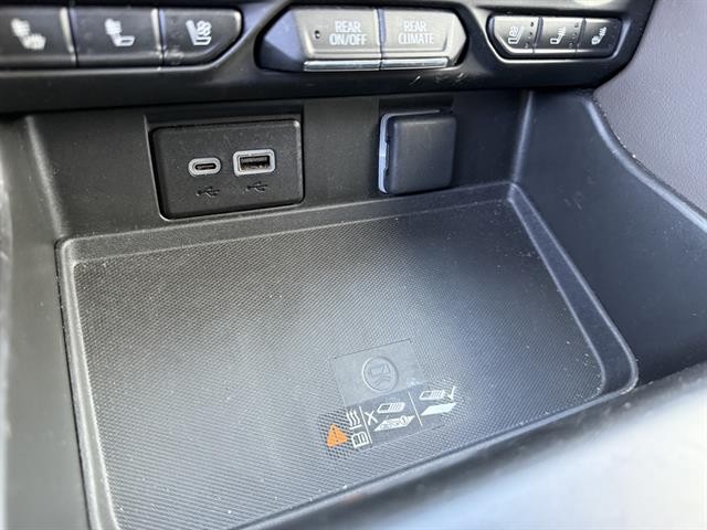 GMC Yukon Vehicle Full-screen Gallery Image 29