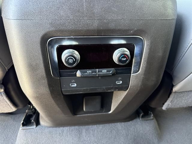 GMC Yukon Vehicle Full-screen Gallery Image 30