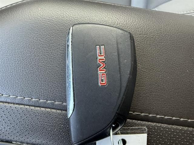 GMC Yukon Vehicle Full-screen Gallery Image 35
