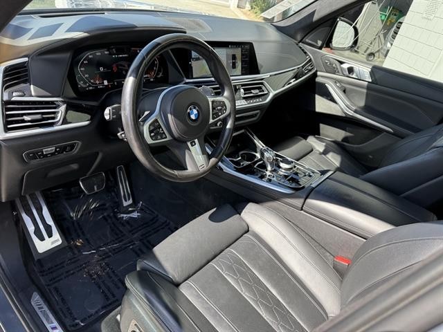 BMW X7 Vehicle Full-screen Gallery Image 02