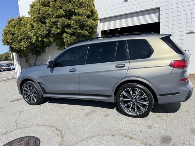 BMW X7 Vehicle Full-screen Gallery Image 03