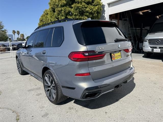 BMW X7 Vehicle Full-screen Gallery Image 04