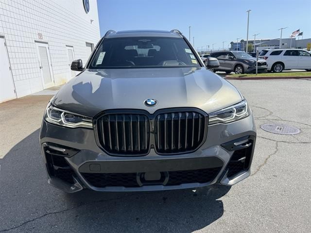 BMW X7 Vehicle Full-screen Gallery Image 09