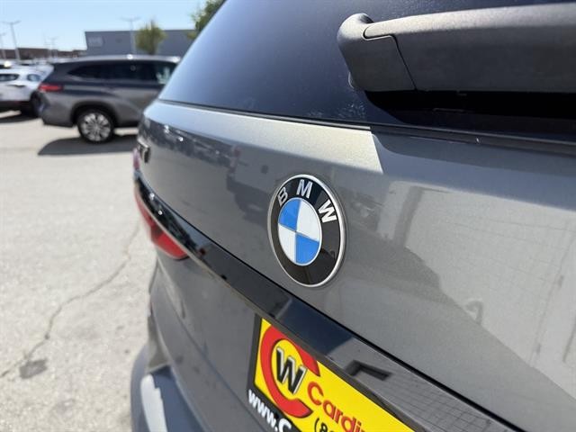 BMW X7 Vehicle Full-screen Gallery Image 12