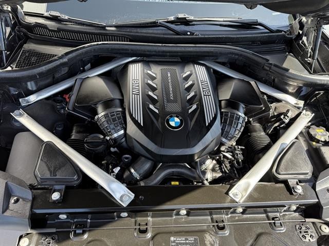 BMW X7 Vehicle Full-screen Gallery Image 14