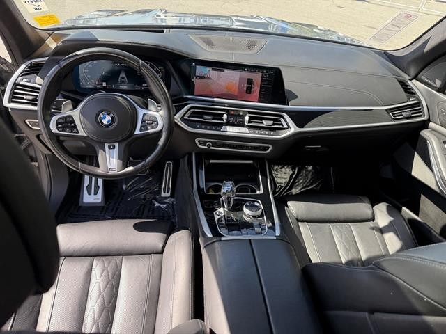 BMW X7 Vehicle Full-screen Gallery Image 15