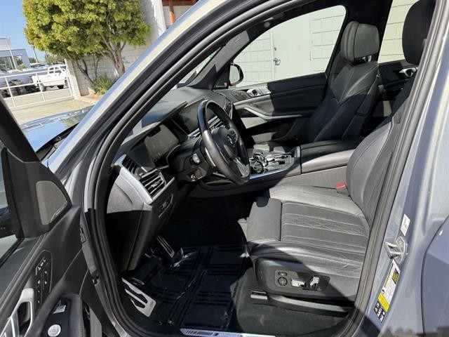BMW X7 Vehicle Full-screen Gallery Image 16