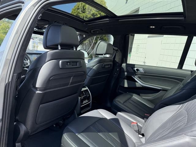 BMW X7 Vehicle Full-screen Gallery Image 17