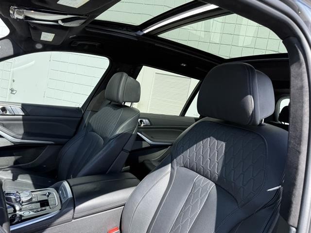 BMW X7 Vehicle Full-screen Gallery Image 18