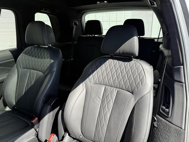 BMW X7 Vehicle Full-screen Gallery Image 19