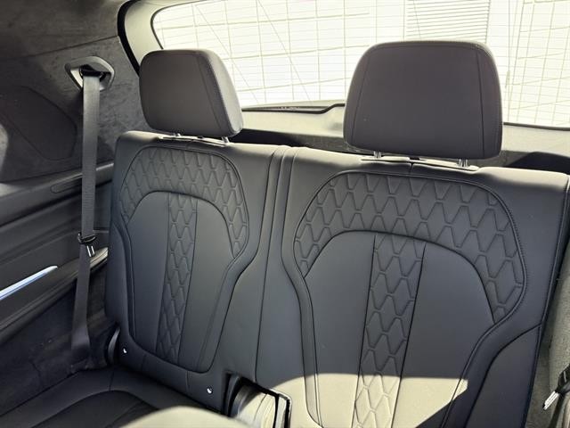 BMW X7 Vehicle Full-screen Gallery Image 20