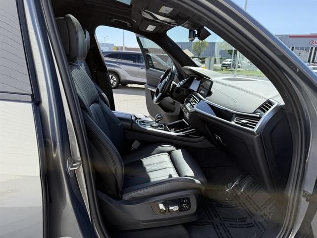BMW X7 Vehicle Full-screen Gallery Image 21