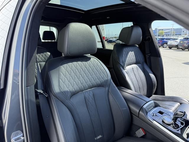 BMW X7 Vehicle Full-screen Gallery Image 22