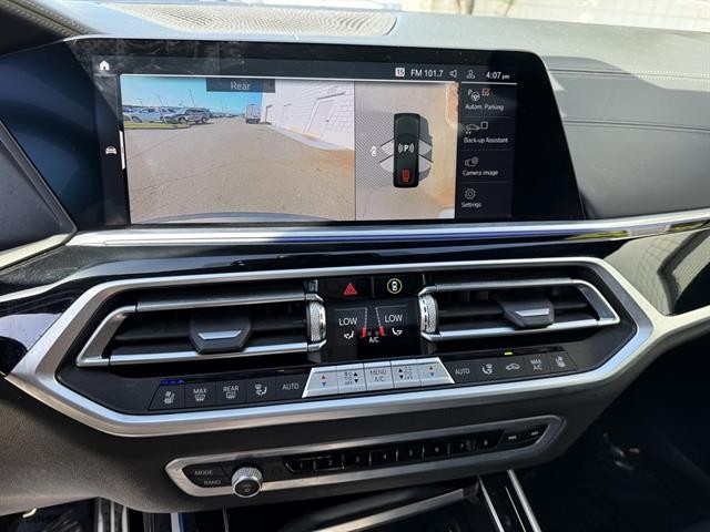BMW X7 Vehicle Full-screen Gallery Image 24