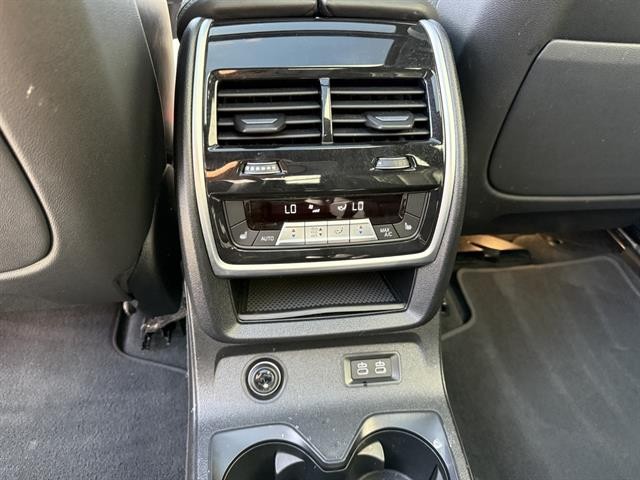 BMW X7 Vehicle Full-screen Gallery Image 29