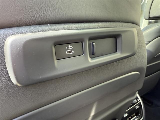 BMW X7 Vehicle Full-screen Gallery Image 30