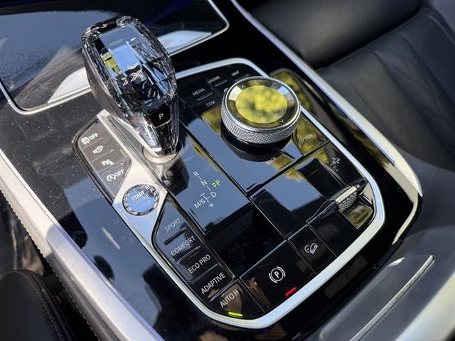 BMW X7 Vehicle Full-screen Gallery Image 32
