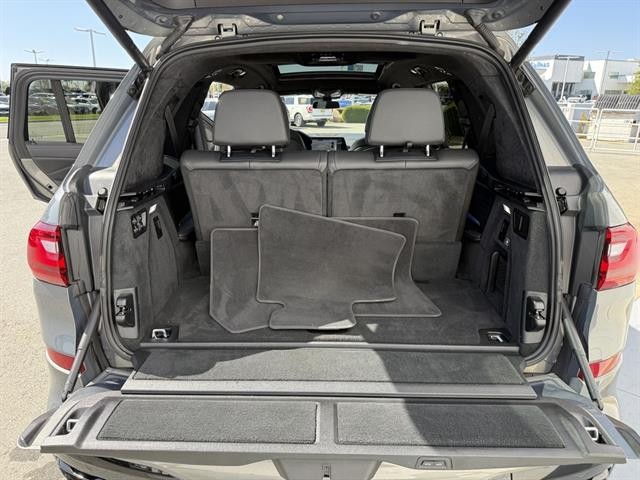 BMW X7 Vehicle Full-screen Gallery Image 34