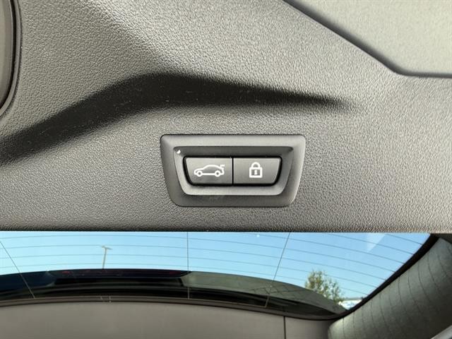 BMW X7 Vehicle Full-screen Gallery Image 35