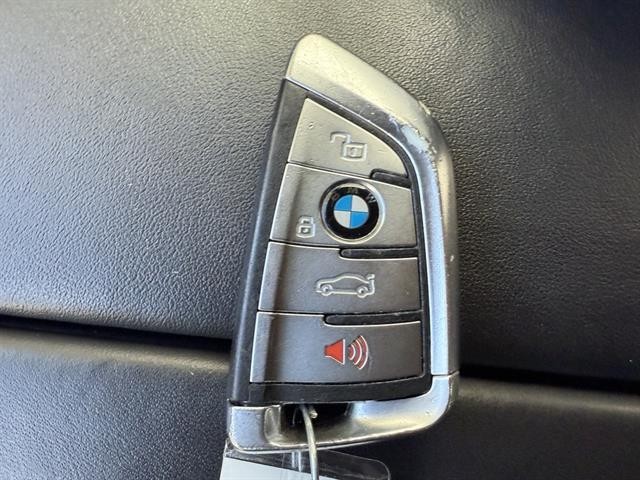 BMW X7 Vehicle Full-screen Gallery Image 36