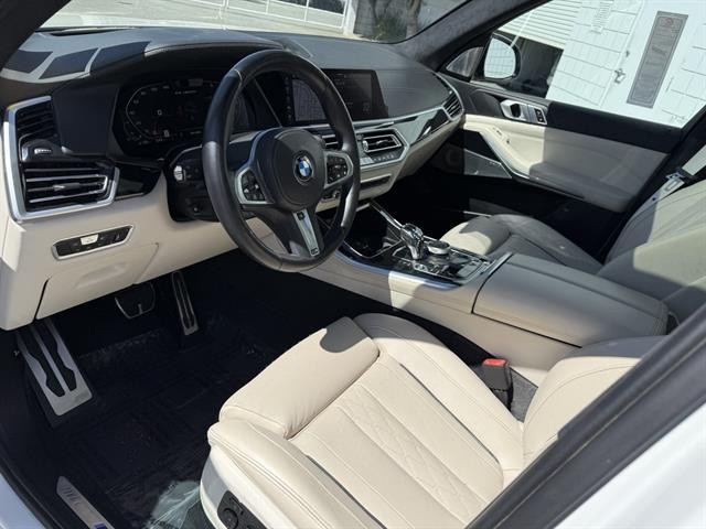 BMW X5 M50i Vehicle Full-screen Gallery Image 02