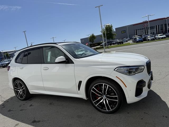 BMW X5 M50i Vehicle Full-screen Gallery Image 06