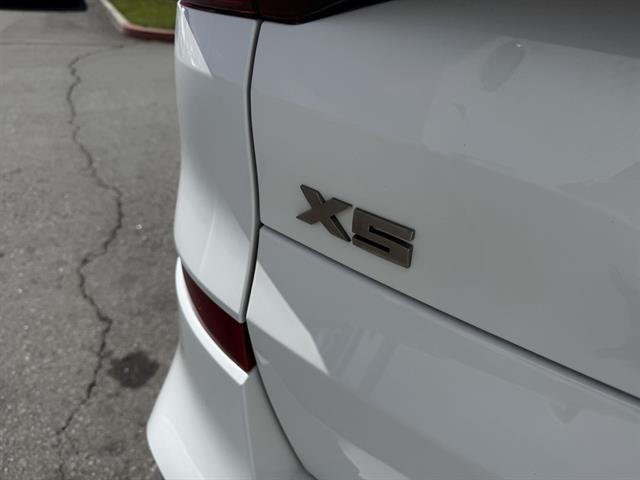 BMW X5 M50i Vehicle Full-screen Gallery Image 09