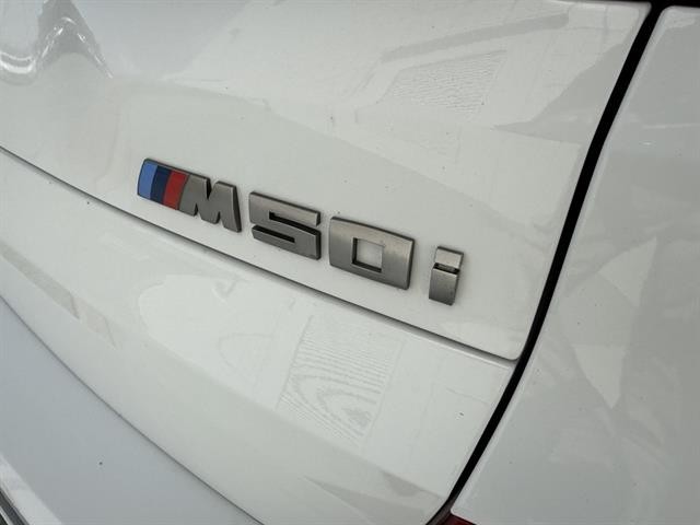 BMW X5 M50i Vehicle Full-screen Gallery Image 11