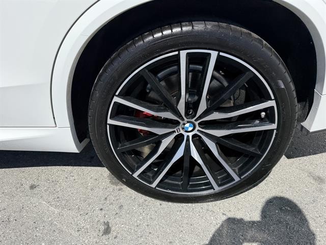 BMW X5 M50i Vehicle Full-screen Gallery Image 12