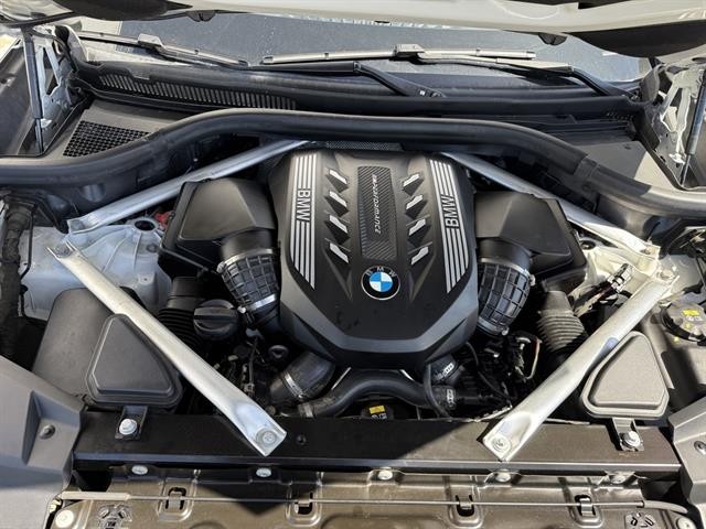 BMW X5 M50i Vehicle Full-screen Gallery Image 13